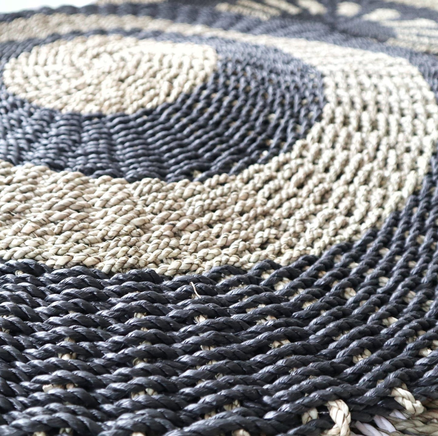 Runder Naturteppich aus Seegras - Schwarz & Beige, Ø 100 cm