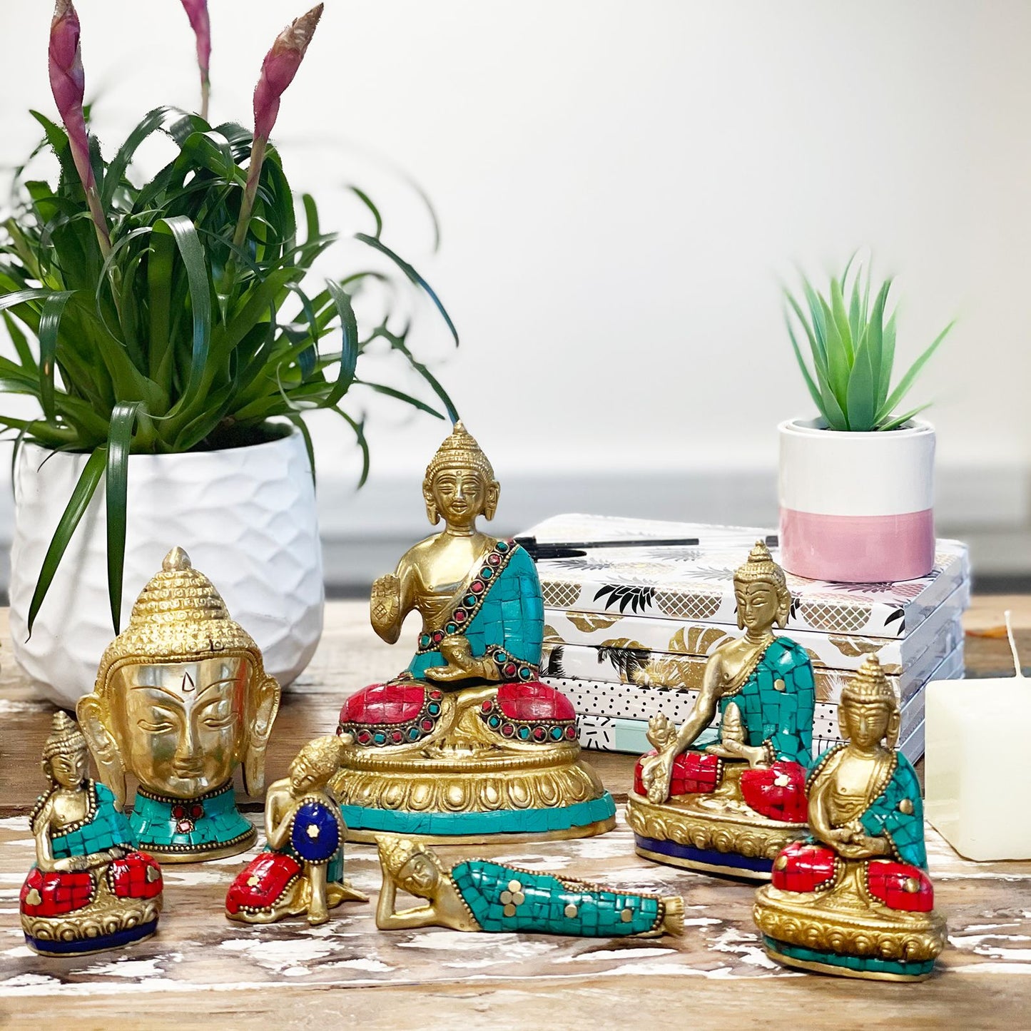 Buddha-Statue 'Hands Down' aus Messing - 11,5 cm mit Howlit-Einlagen