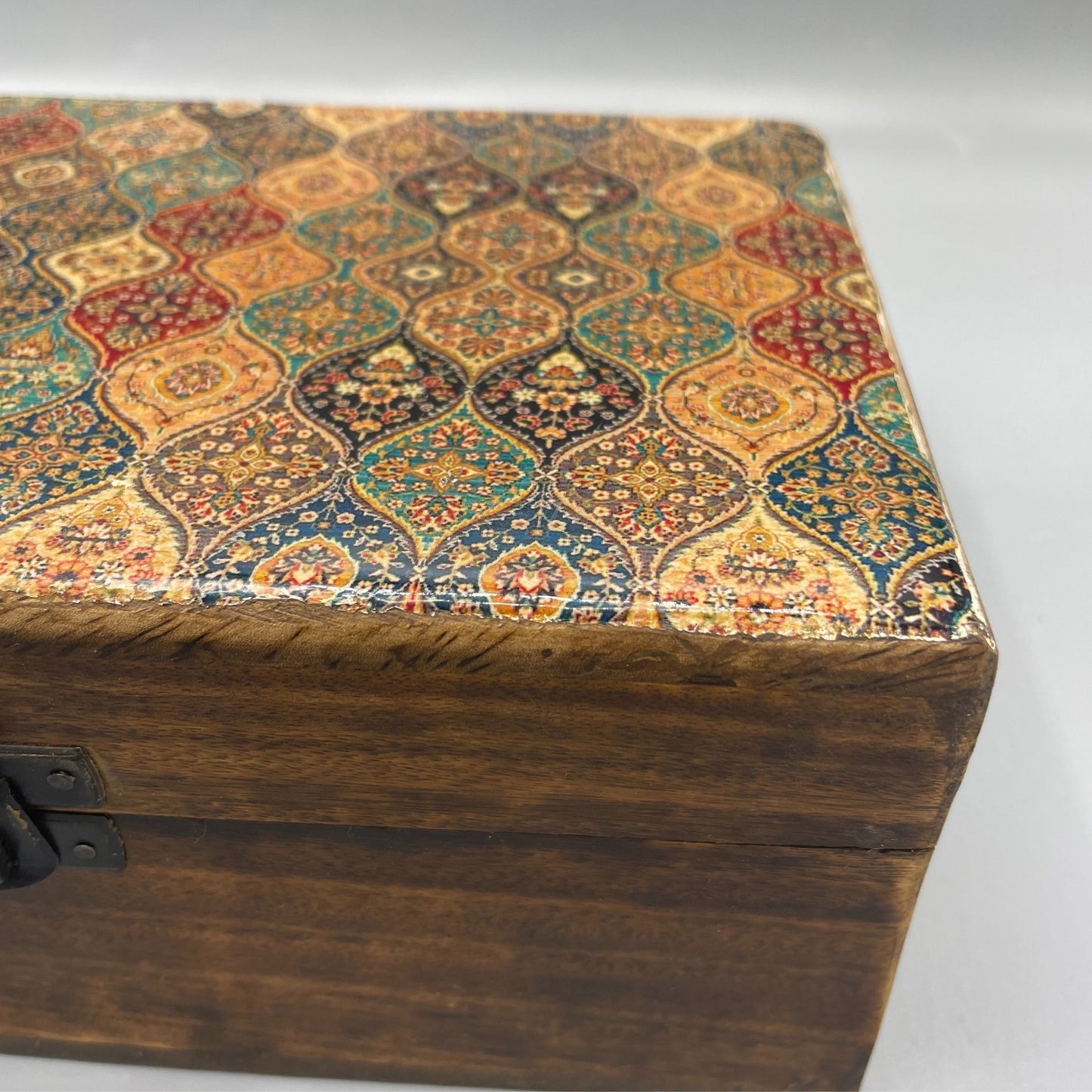 Handgefertigte Schmuckkiste aus Mangoholz mit Keramikglasur, 20x15x7.5 cm, traditionelles Muster