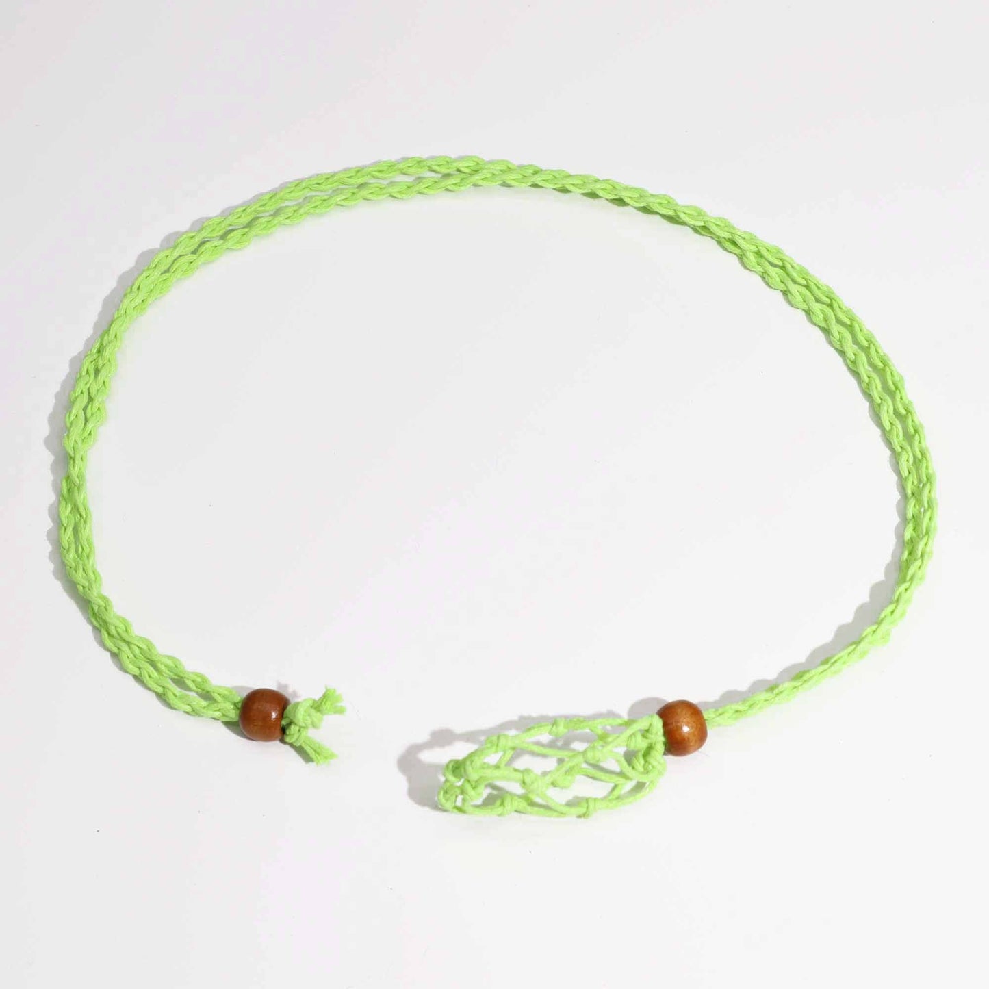 Makramee-Edelsteinband aus grüner Wachsbaumwolle – Stufenlos verstellbar mit Holzperle (45 cm)