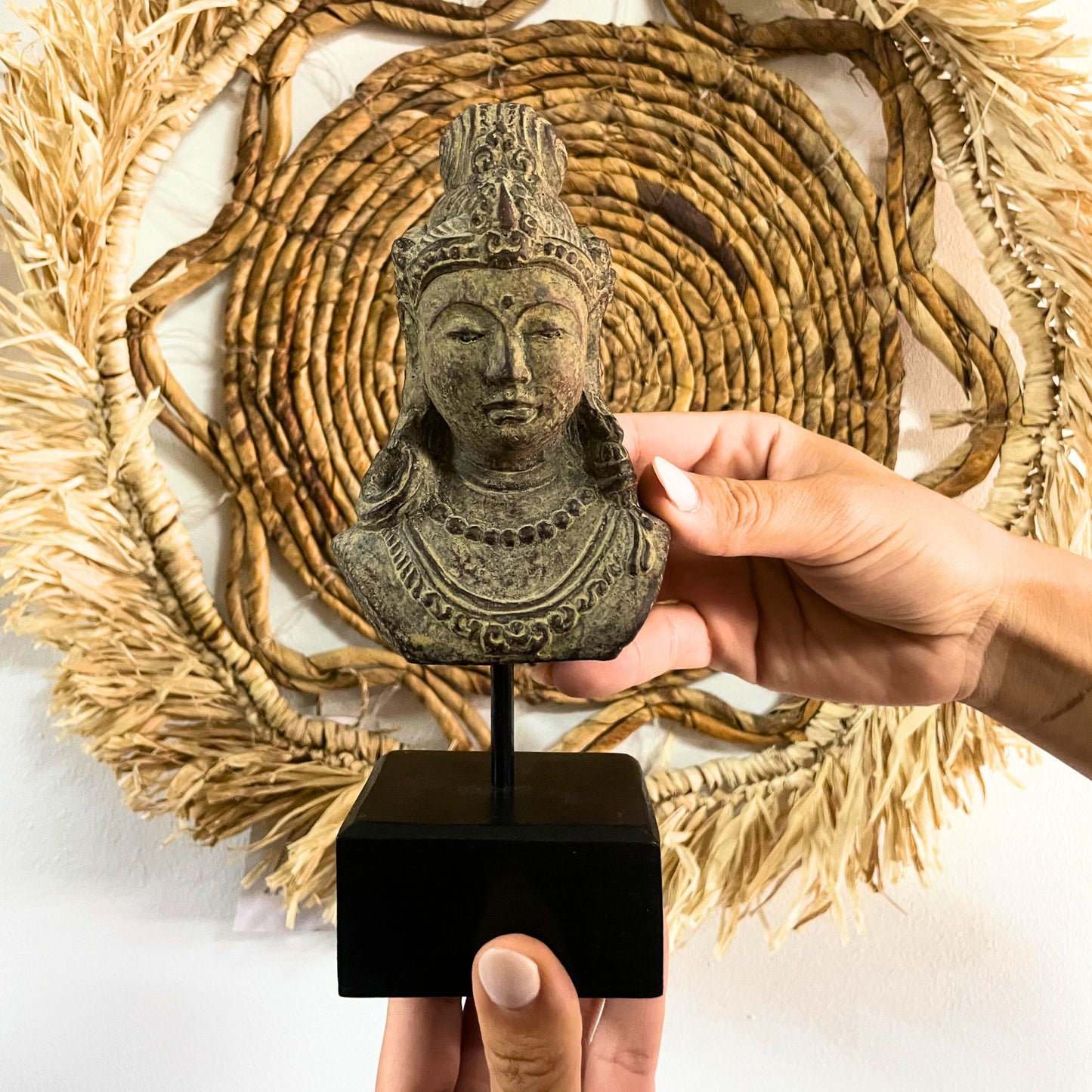 Statue Graue Prinzessin Java - Handgefertigte Betonfigur auf Jempinis-Holzsockel