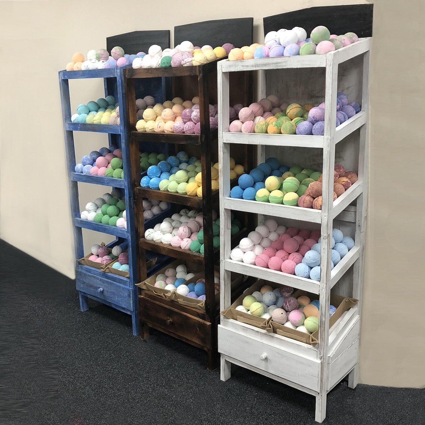 Zenith Badebomben-Regal in Naturweiß | Stilvolle Präsentation aus Albesia-Holz