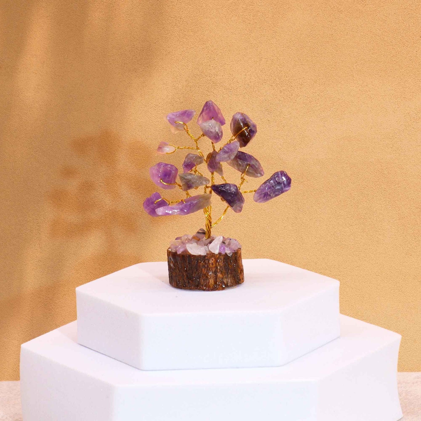Miniatur-Kraftbaum aus Amethyst auf rustikalem Holzständer