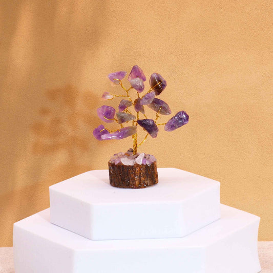 Miniatur-Kraftbaum aus Amethyst auf rustikalem Holzständer