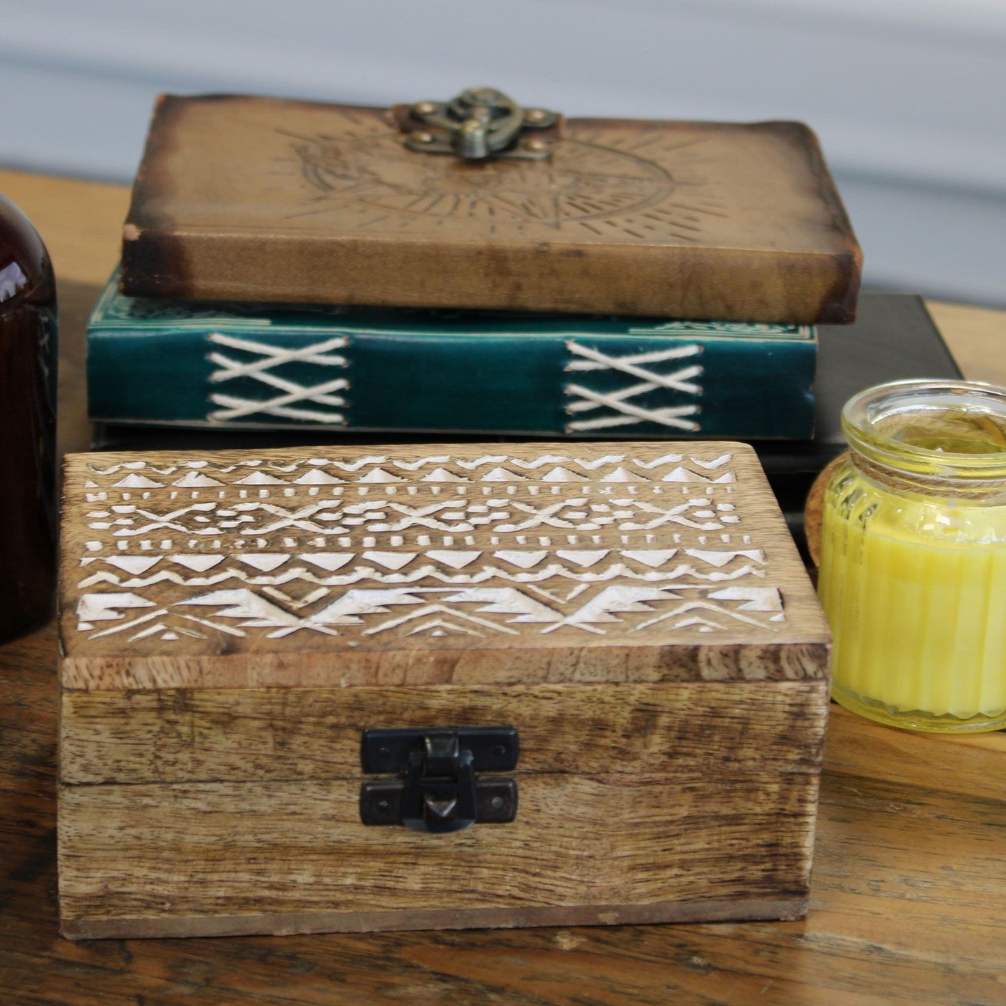 Mangoholz-Box im slawischen Design mit weißer Patina