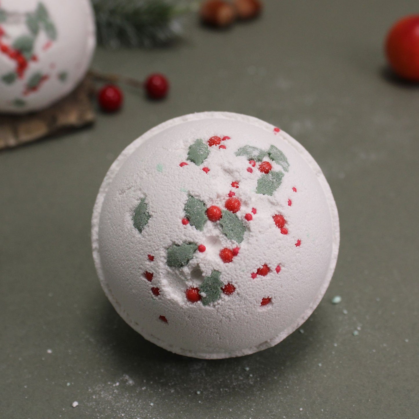 Festliche Badebombe Holly Berry & Mistel – Weihnachtlicher Duft
