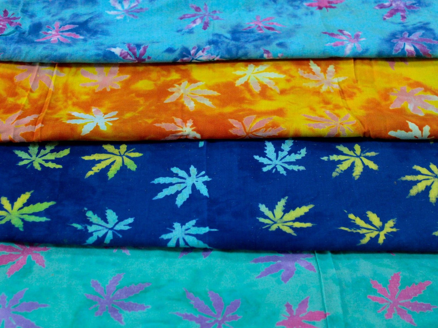 Set mit 4 handbemalten Sarongs im Tropenblatt-Design – 100% Rayon