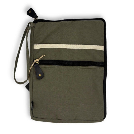 Laptop-Tasche Canvas Travel in Oliv – Handgefertigt aus Jute und Baumwolle für Geräte bis 24x33 cm
