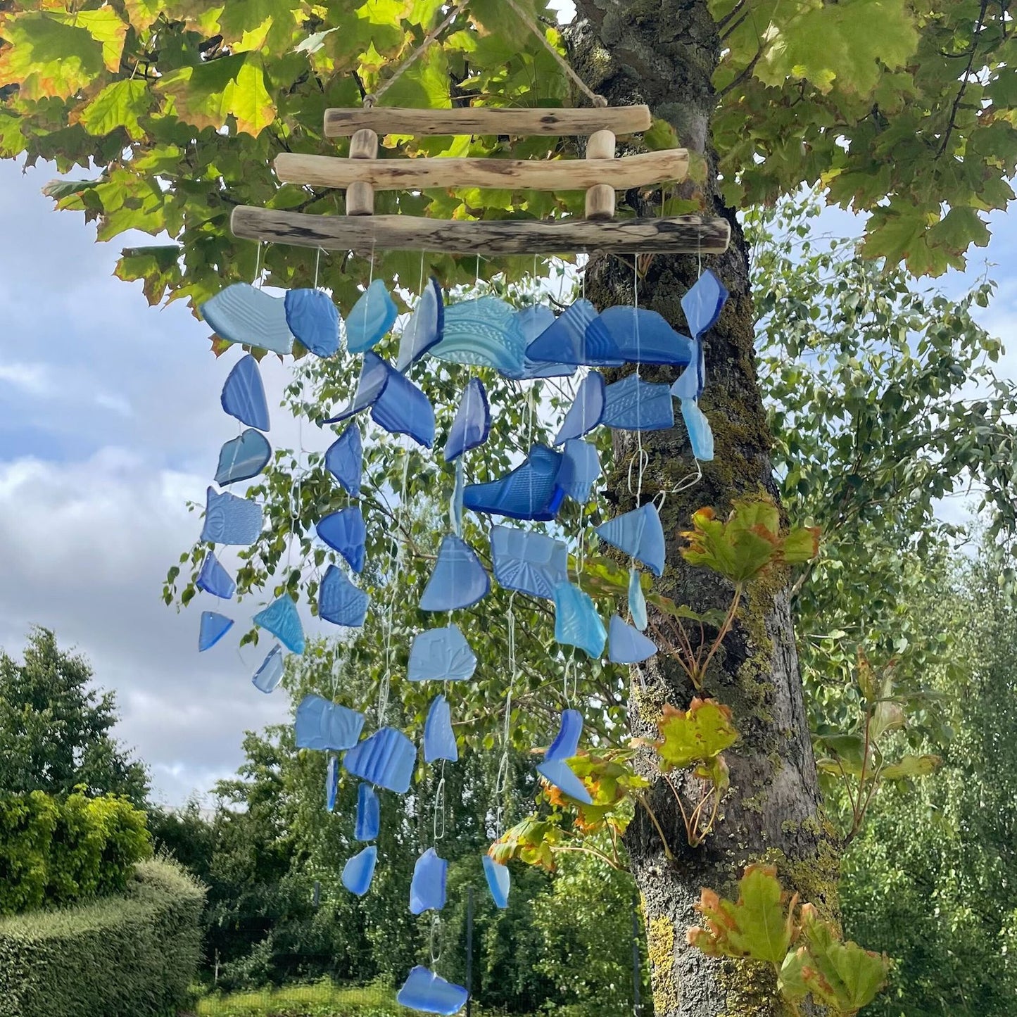 Dreistab Windspiel 'Ganz in Blau' – Handgefertigt aus Recyclingglas & Treibholz