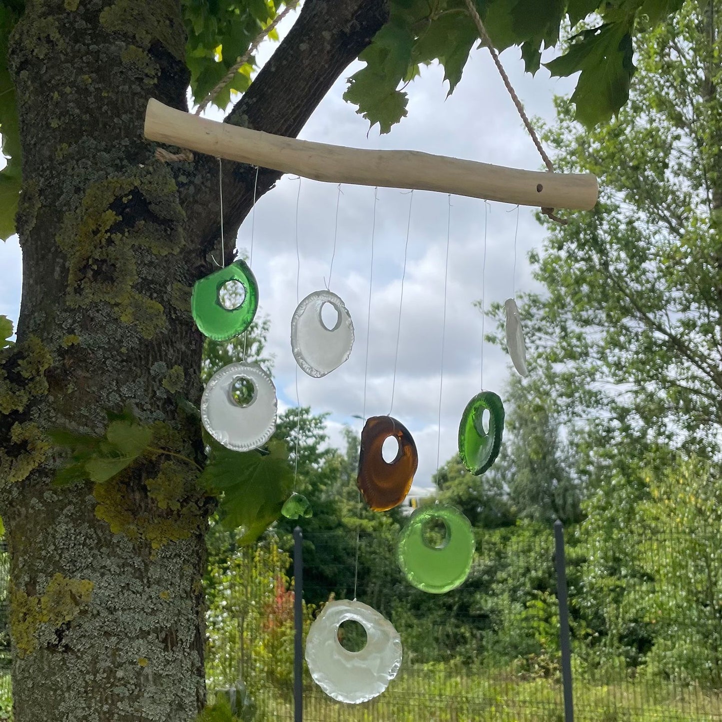 Windspiel aus Recyclingglas & Treibholz - Einzigartiges Klangkunstwerk