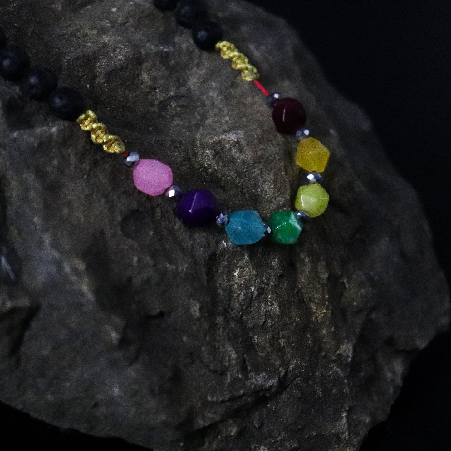 Chakra Halskette aus Lavastein & Edelsteinen für innere Harmonie