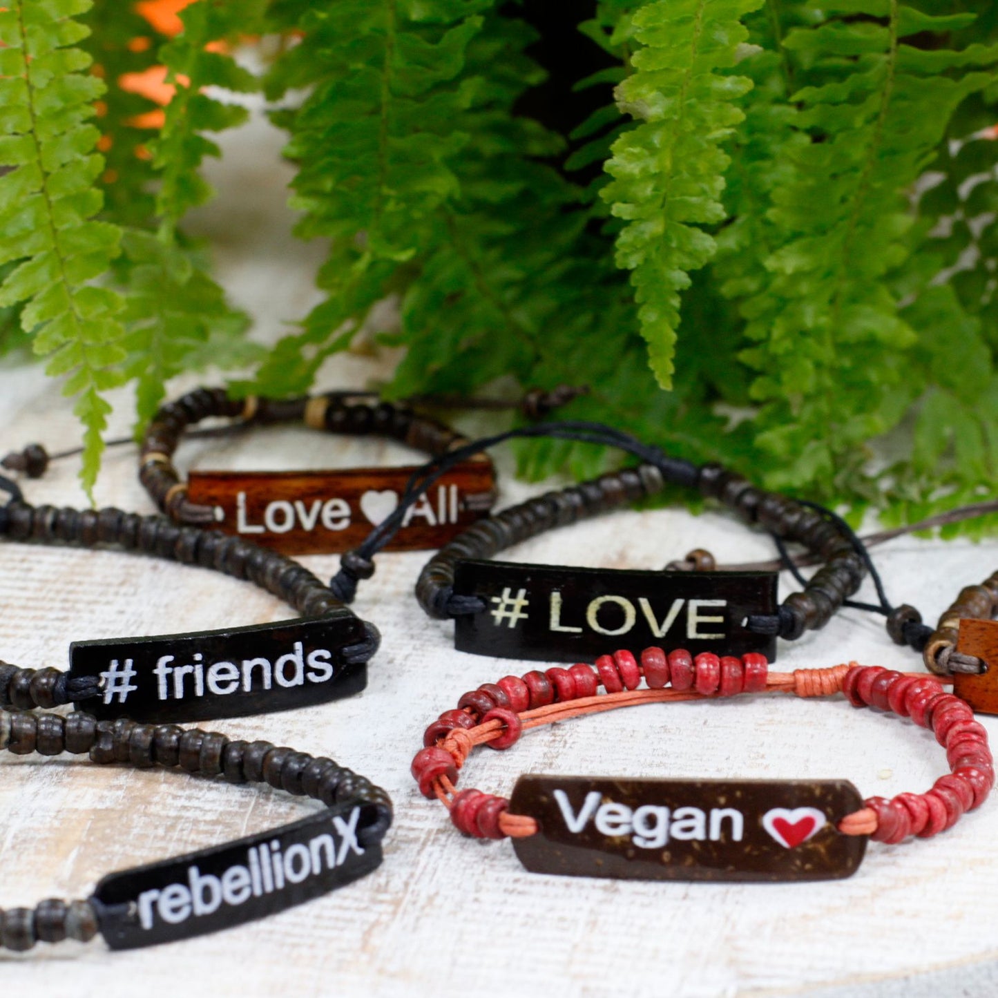 Coco Slogan Armband #Friends – Dehnbares Kokosholz-Accessoire
