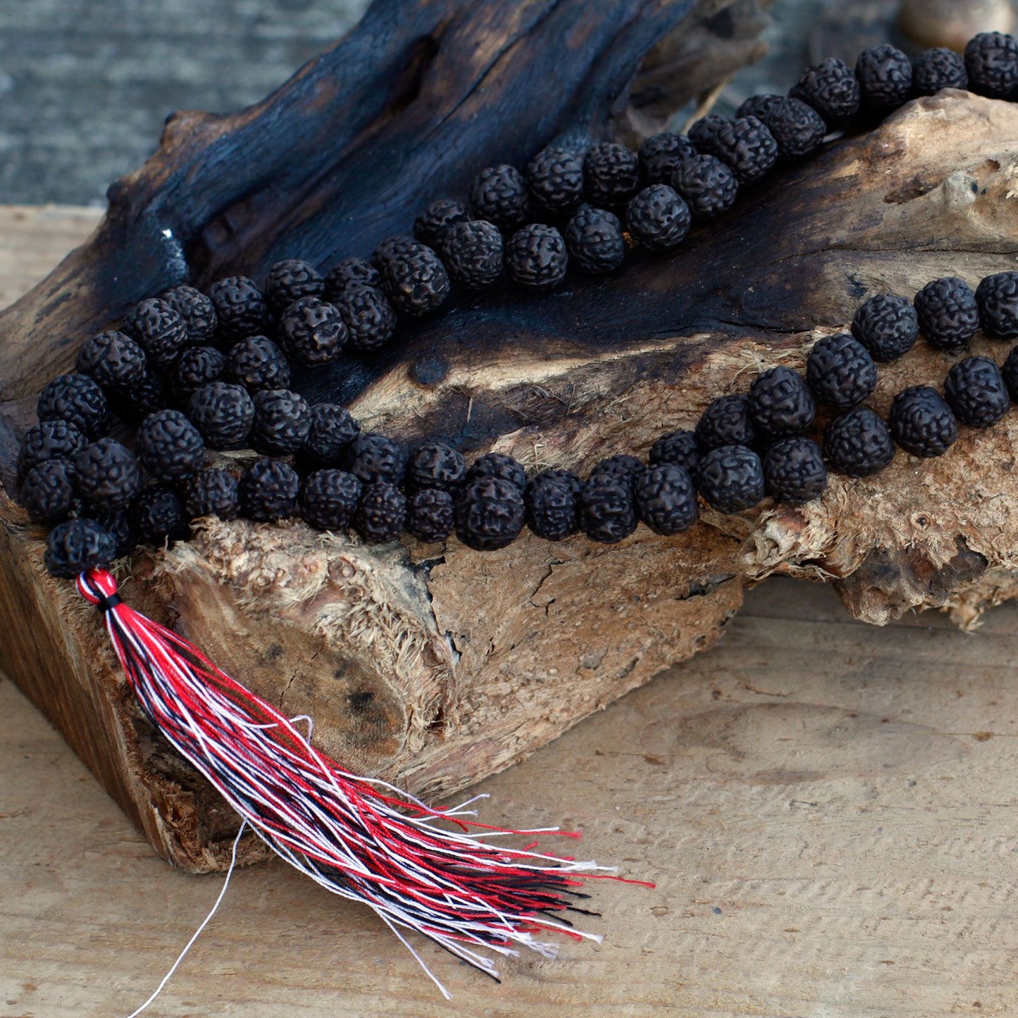Traditionelle Mala mit 108 dunklen Rudraksha-Perlen aus Holz