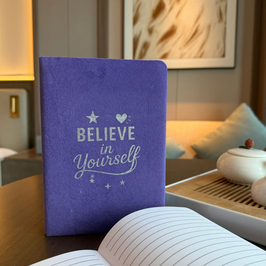 Notizbuch 'Believe in Yourself' in samtigem Lavendel-Velvet – 80 Seiten