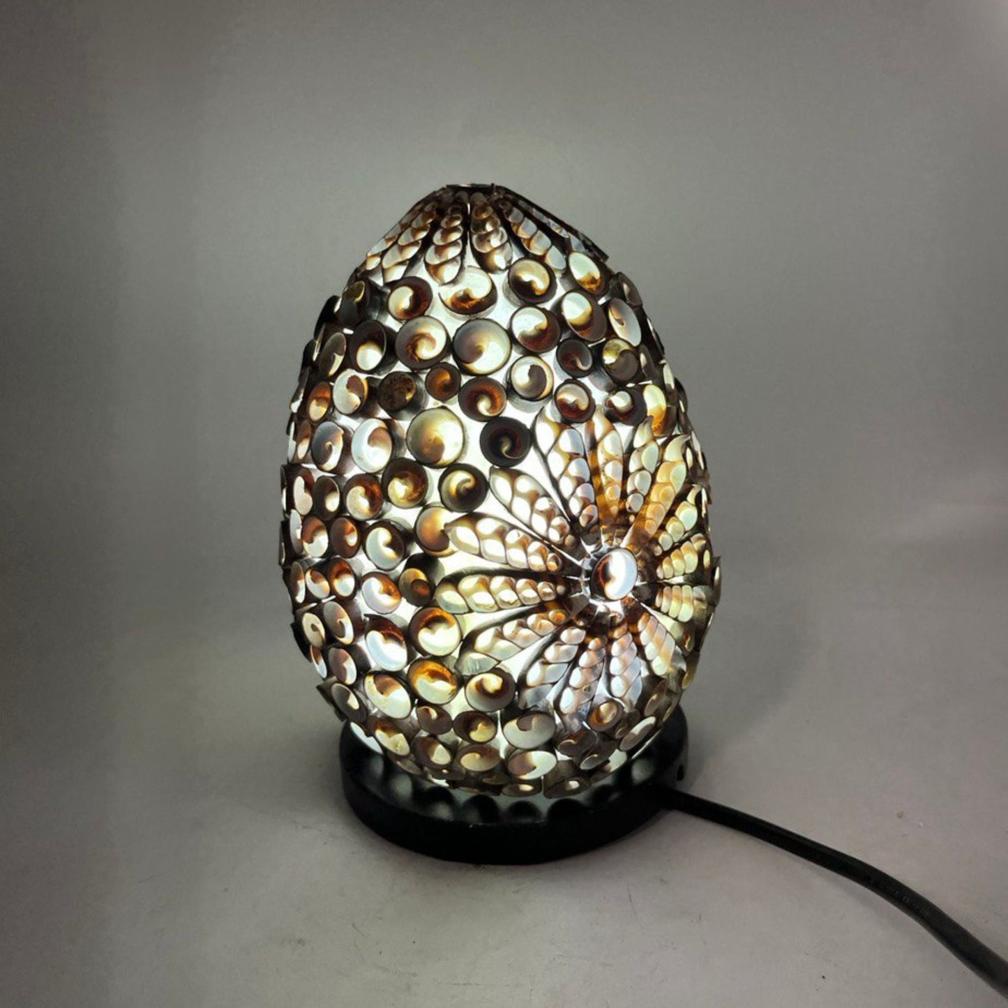 Boho Muschel-Lampe 'Chocolate Twist' - Handgefertigtes Oval aus echten Meeresmuscheln, 15 cm