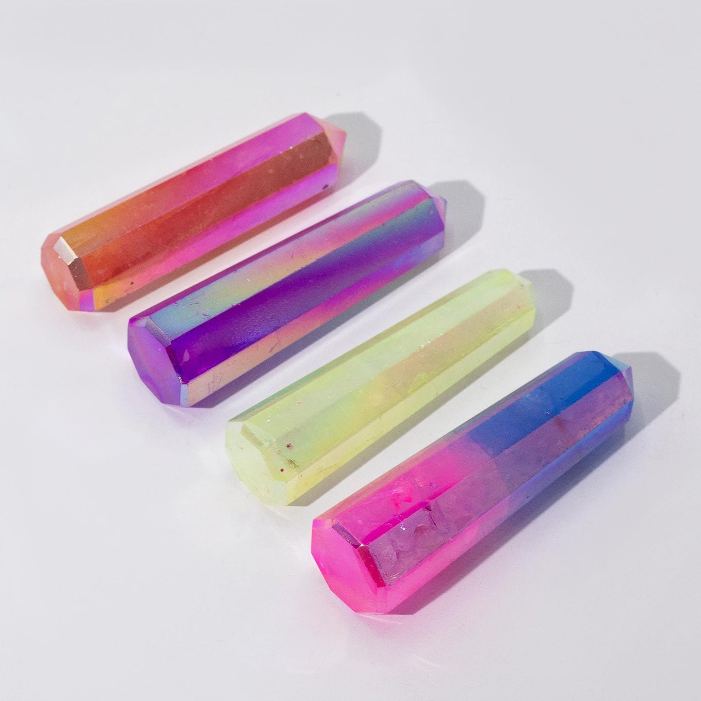 Obelisk aus Aurura Kristallquarz - Heller Grünschimmer mit Gold- und Rosatönen
