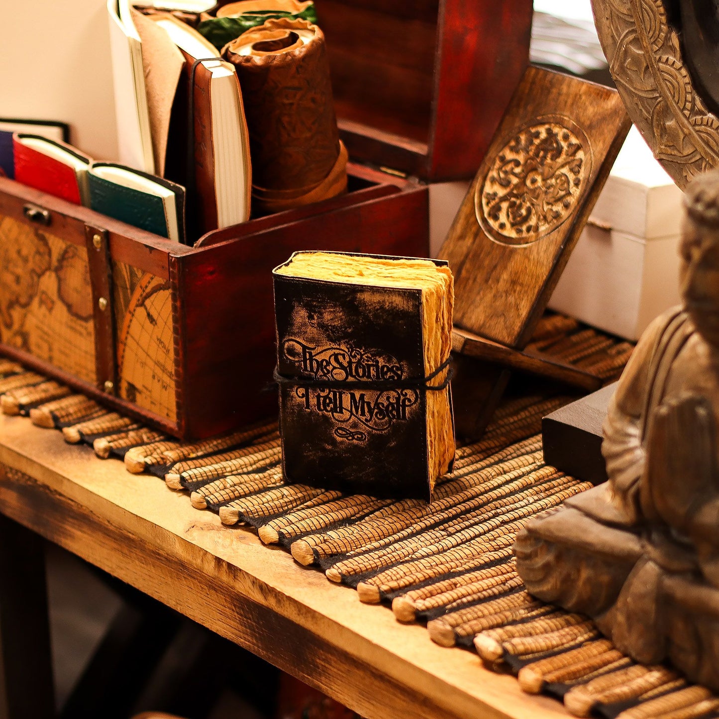 Leder-Notizbuch mit fettkantigen Seiten – The Stories I Tell Myself