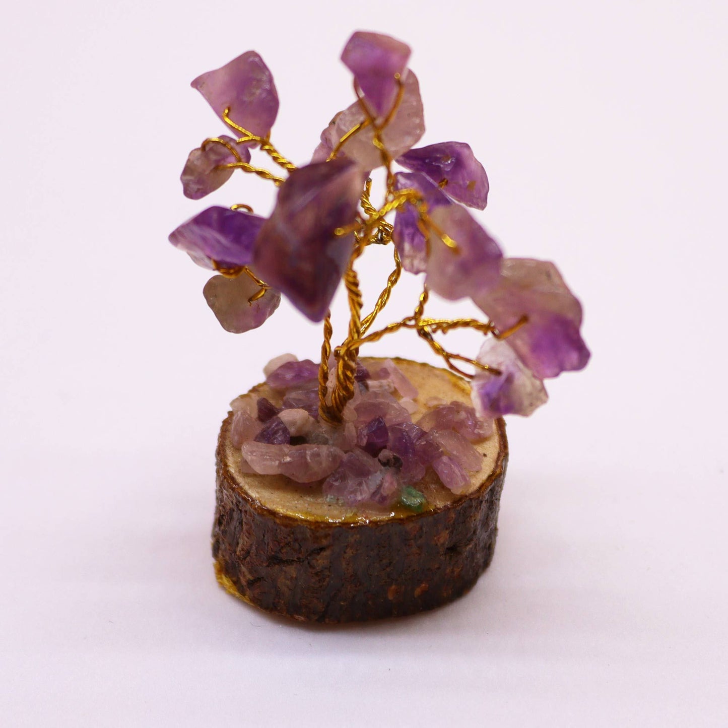 Miniatur-Kraftbaum aus Amethyst auf rustikalem Holzständer