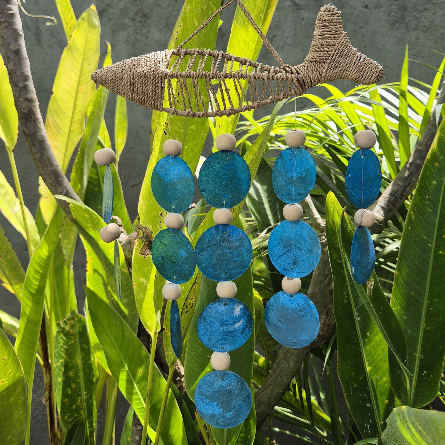 Windspiel aus Treibholz mit azurblauen Capiz-Muscheln – Meeresrauschen für Zuhause