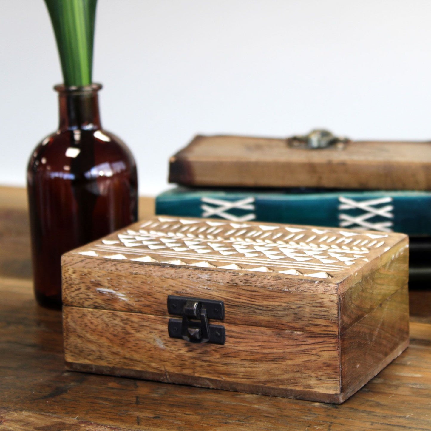 Mangoholz-Box im slawischen Design mit weißer Patina