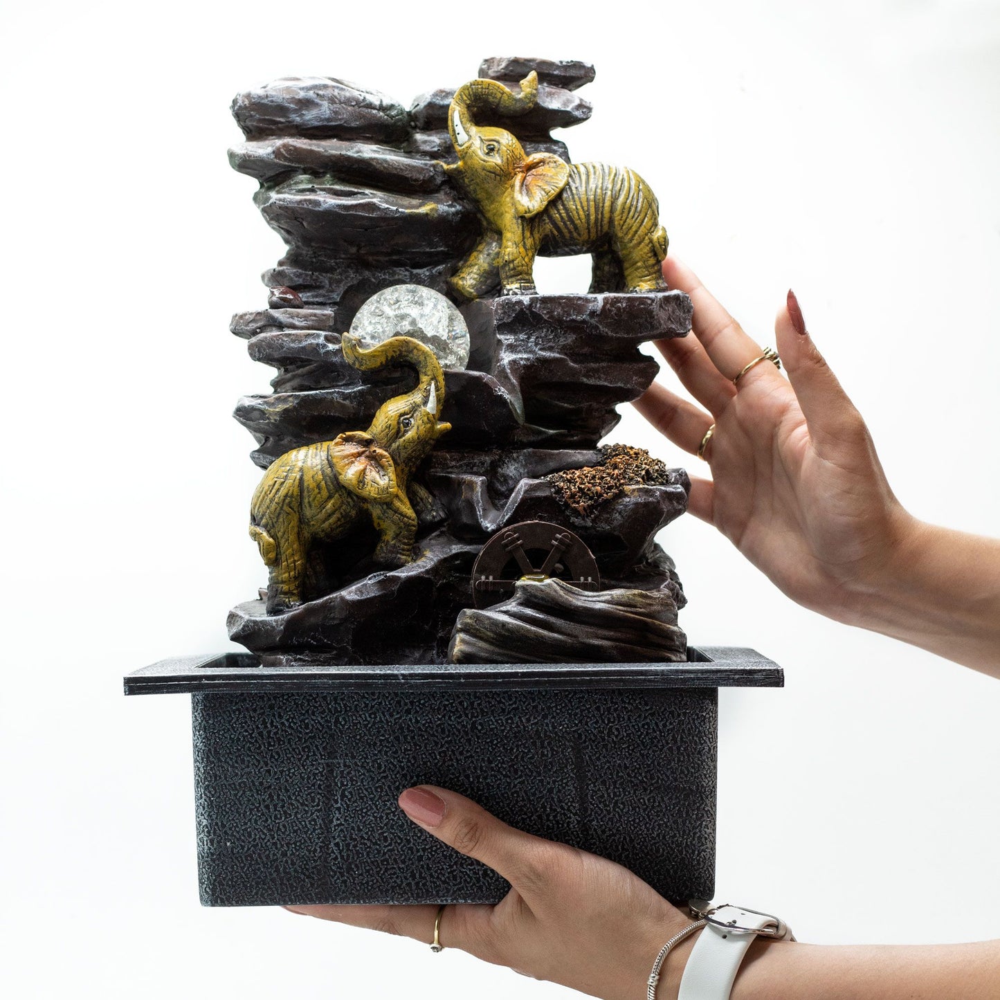 Elefanten-Tischwasserfall mit Kristallkugel und Wasserrad – 35 cm Feng Shui Dekoration