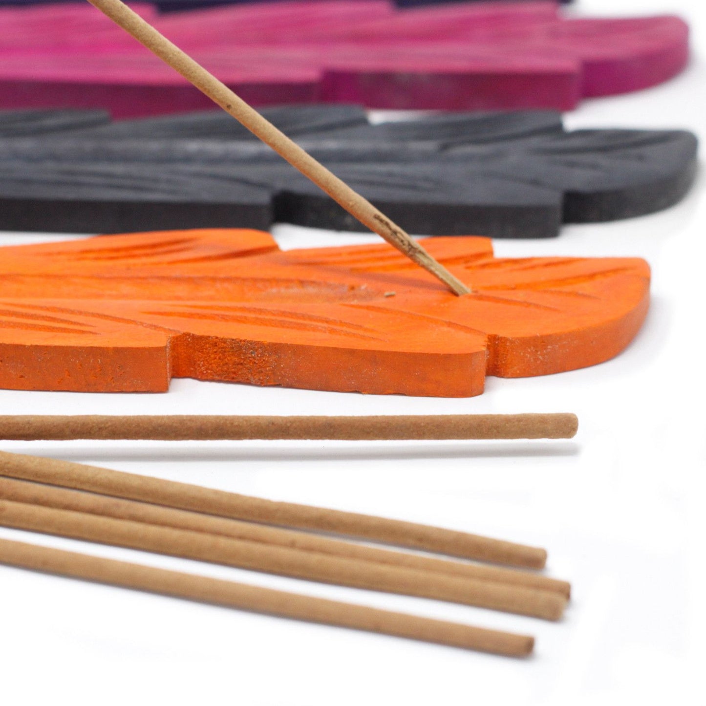 Aschefänger aus Mangoholz mit Blattgravur – Handgeschnitztes Unikat