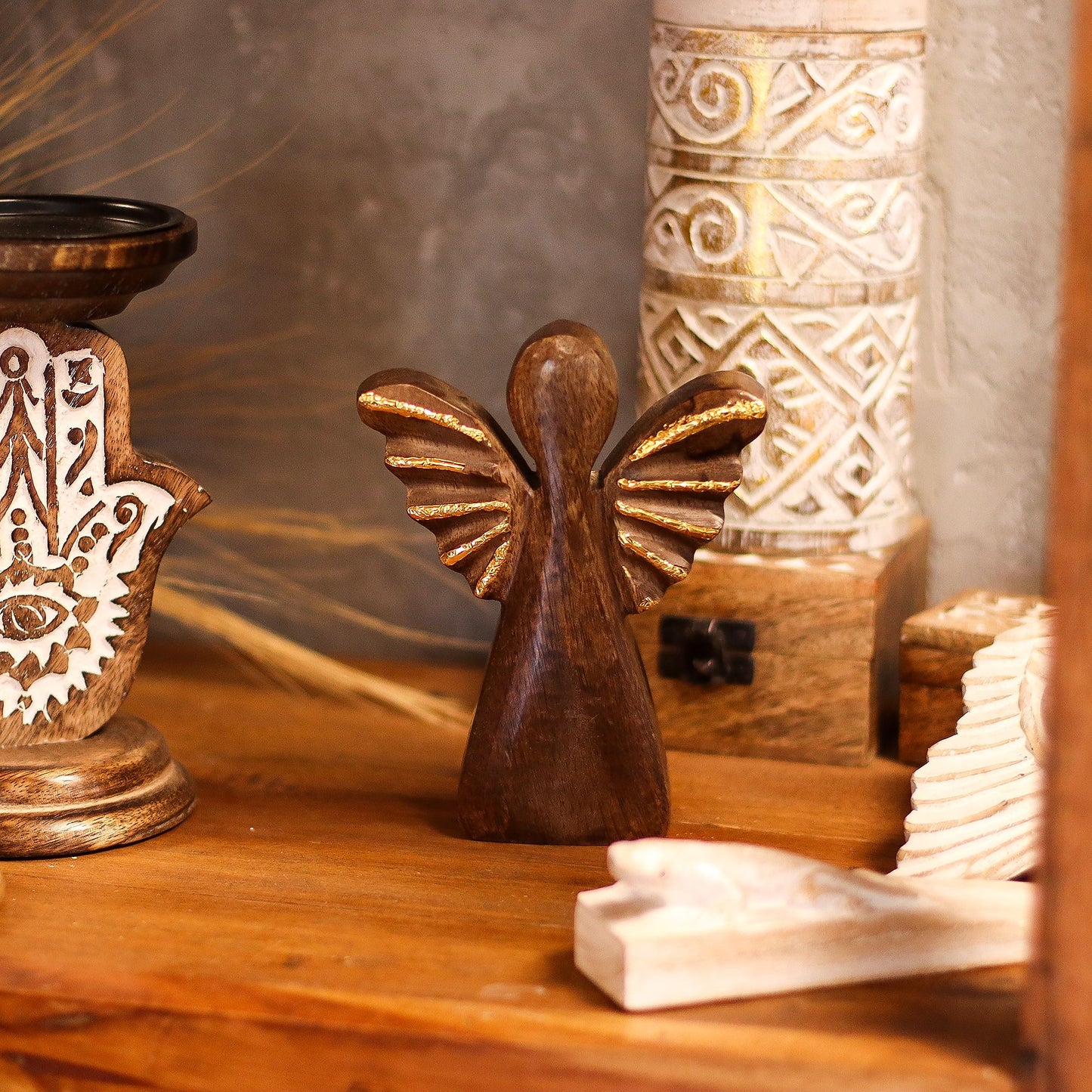Engel aus Mango-Holz - Handgeschnitzt mit goldenen Flügeln