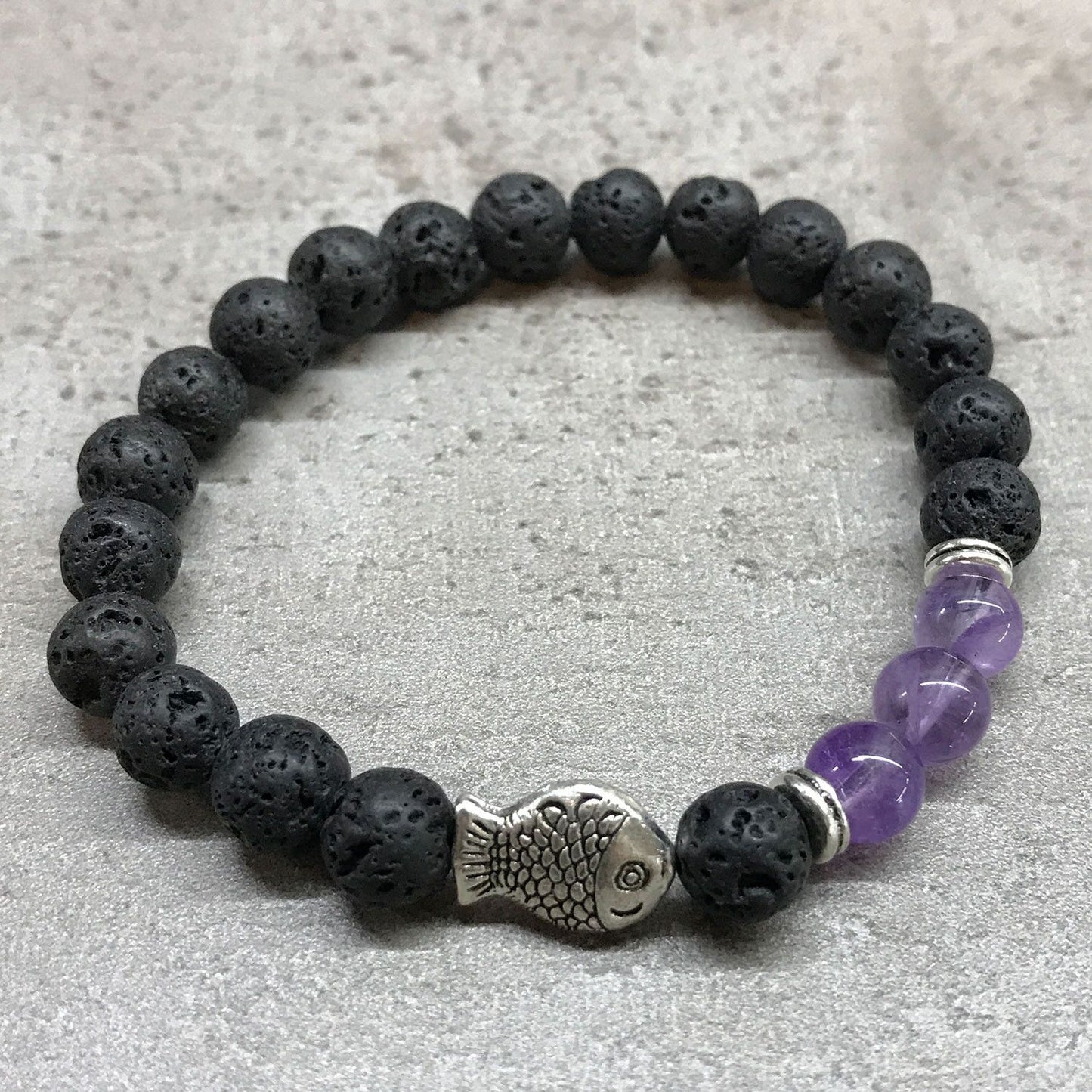 Lavastein-Armband mit Amethyst-Fisch und Perlen | Natürlicher Duftbegleiter