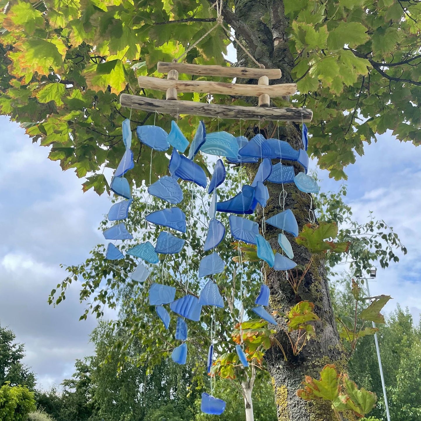 Dreistab Windspiel 'Ganz in Blau' – Handgefertigt aus Recyclingglas & Treibholz