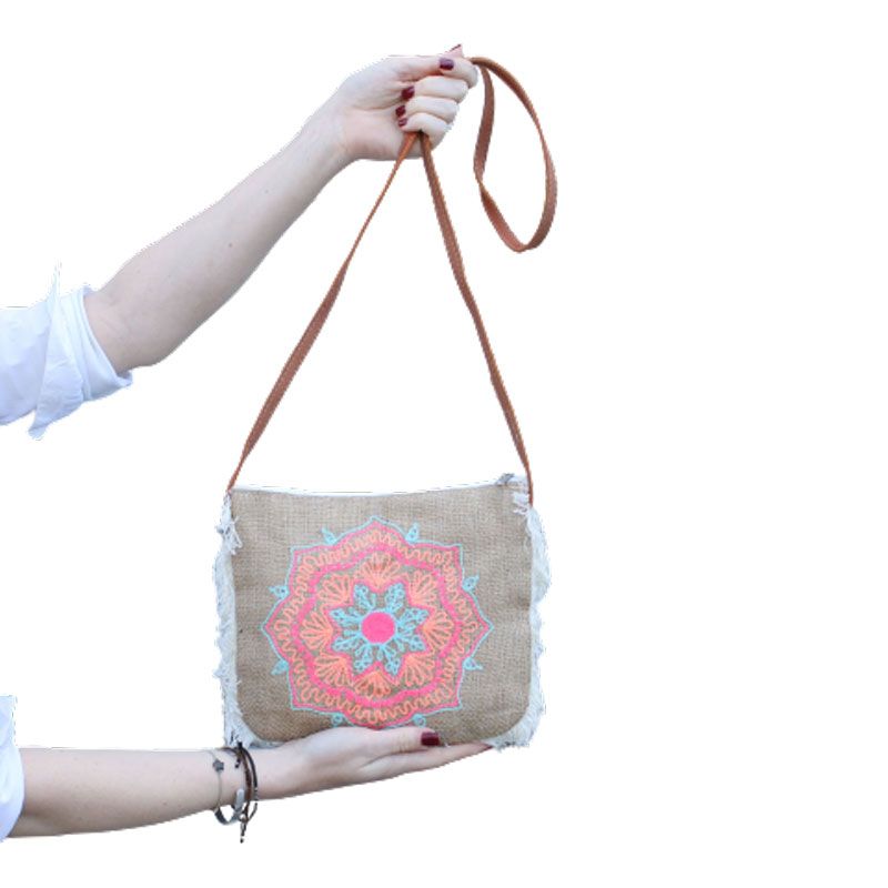 Handbestickte Jute Shopper mit Fransen – Sommerliches Kunsthandwerk