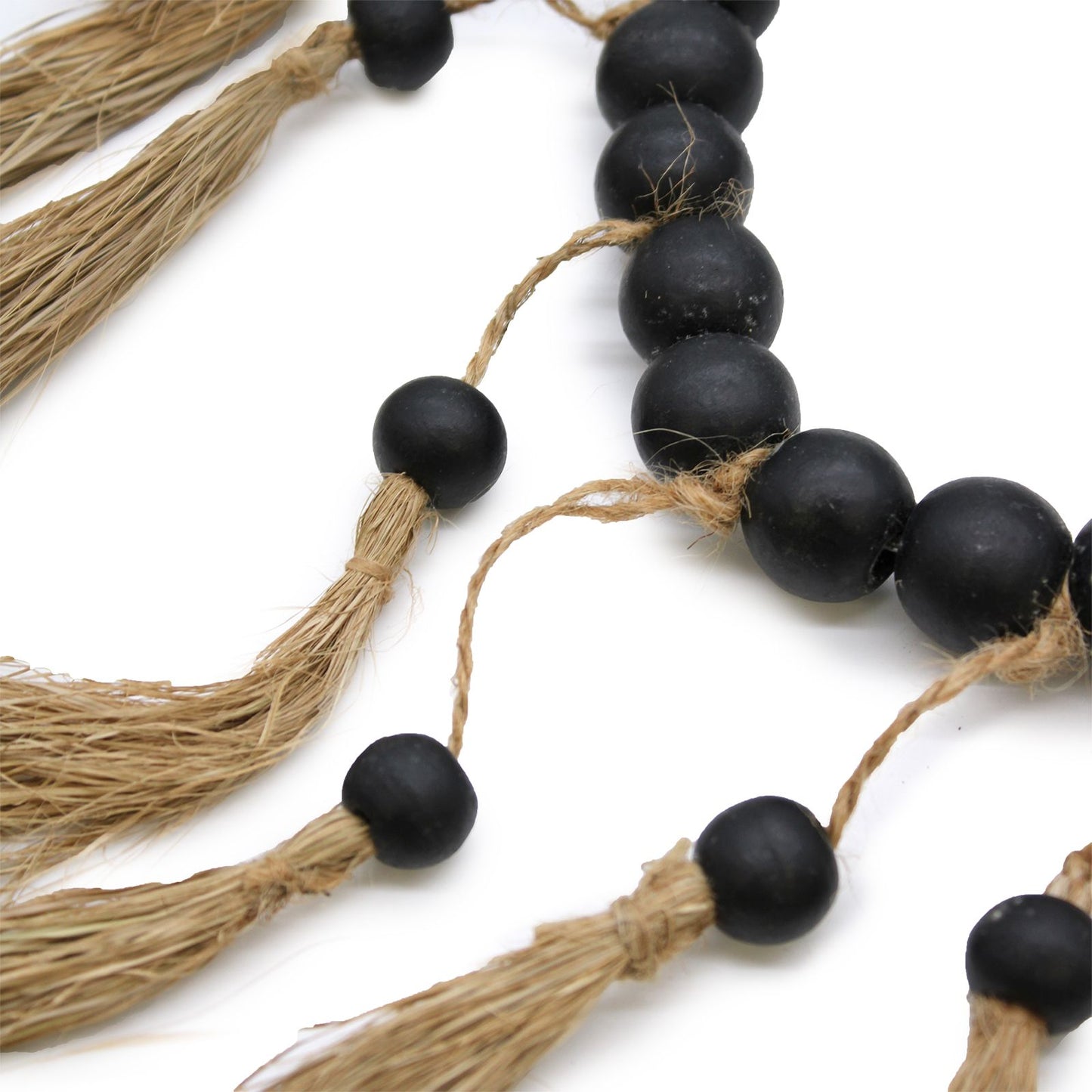 Wandmobile 'Natürliches Herz' aus Raffia und Pinienholzperlen – 33 x 23 cm