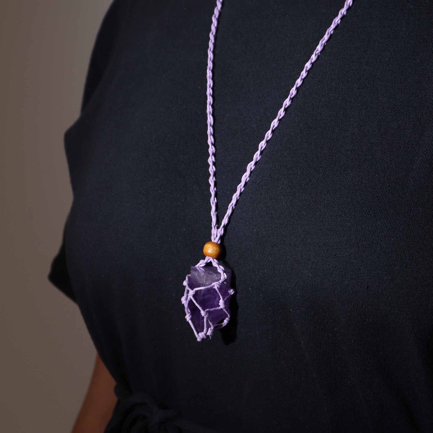 Makramee-Halsband aus purpurfarbener Wachsbaumwolle mit Holzperle