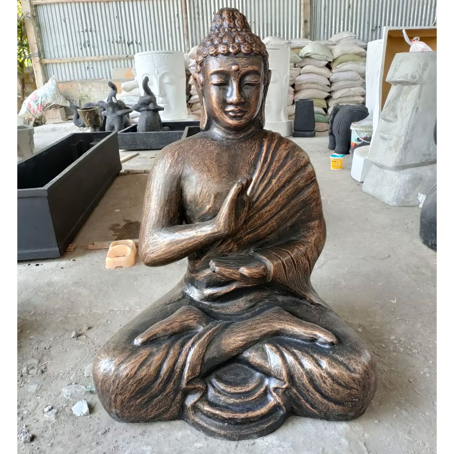 Große Buddha-Meditation in Stupa - Antikgold-Statue aus Faserzement, 1,5 Meter