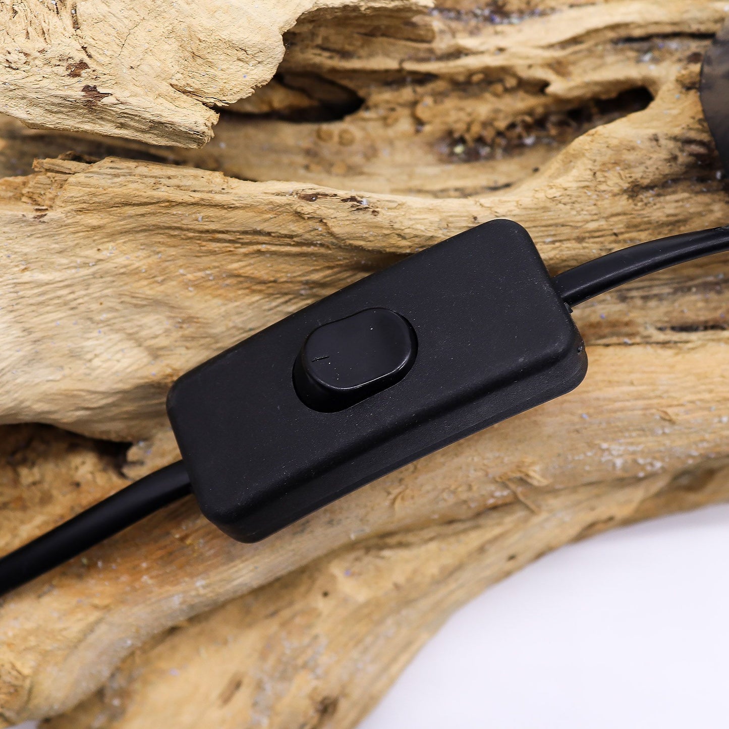 Tischlampe aus Gamel-Treibholz mit cremefarbenem Baumwollschirm