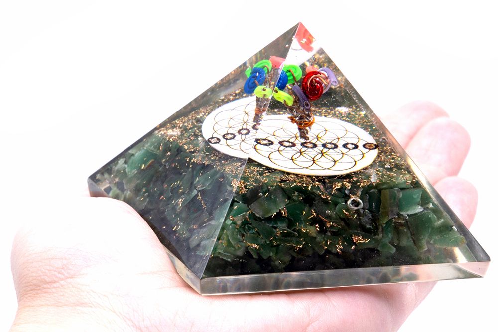 Orgonit-Pyramide mit Grünem Aventurin & Lebensblume – 7 cm