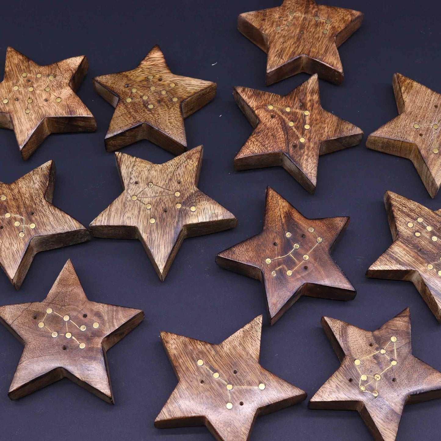 Set mit 12 Sternzeichen-Räuchersternen aus Mangoholz und Messing
