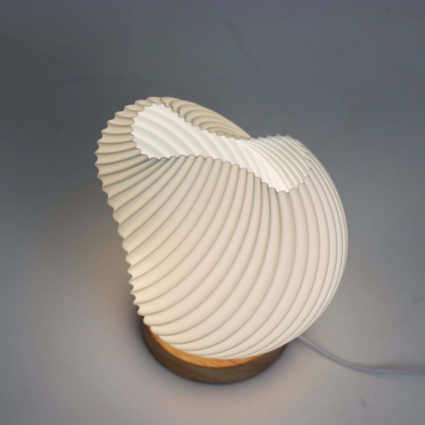 New Wave Lampe - Skulpturale USB-Tischleuchte mit spiralförmigem Design