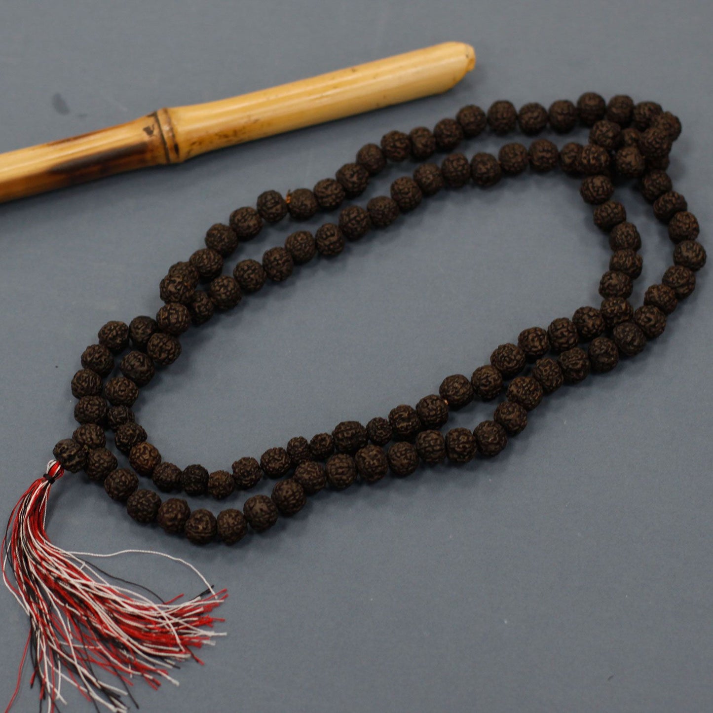 Traditionelle Mala mit 108 dunklen Rudraksha-Perlen aus Holz