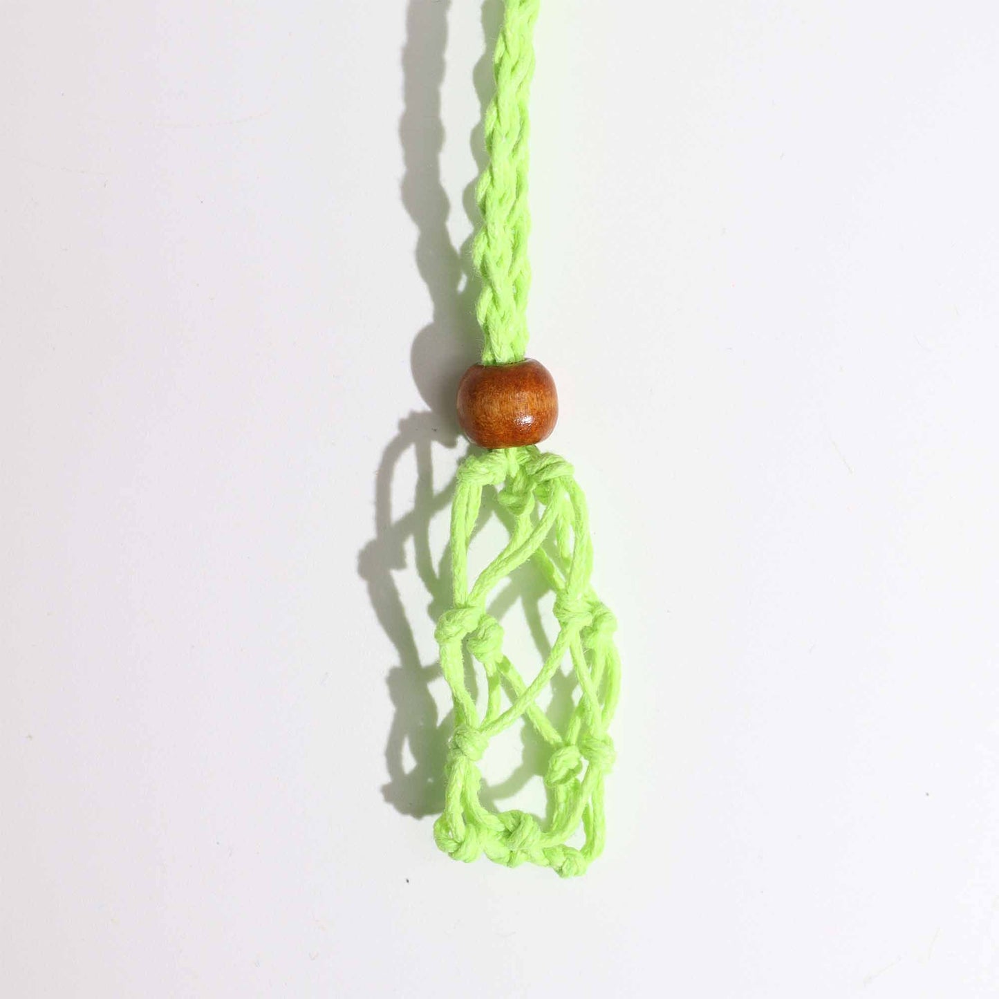 Makramee-Edelsteinband aus grüner Wachsbaumwolle – Stufenlos verstellbar mit Holzperle (45 cm)