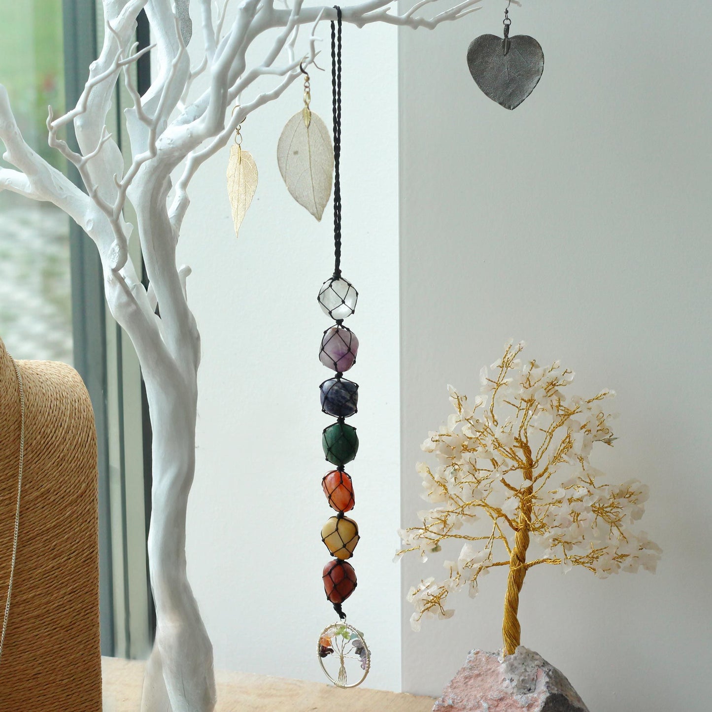 Chakra-Anhänger Lebensbaum mit 7 Edelsteinen – Spiritueller Wandschmuck