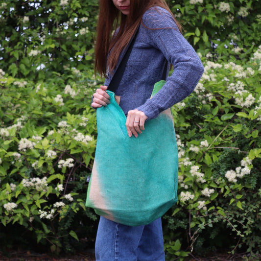 Soft Blend Shoulder Tote in Türkis – Batikmuster Jute-Tasche