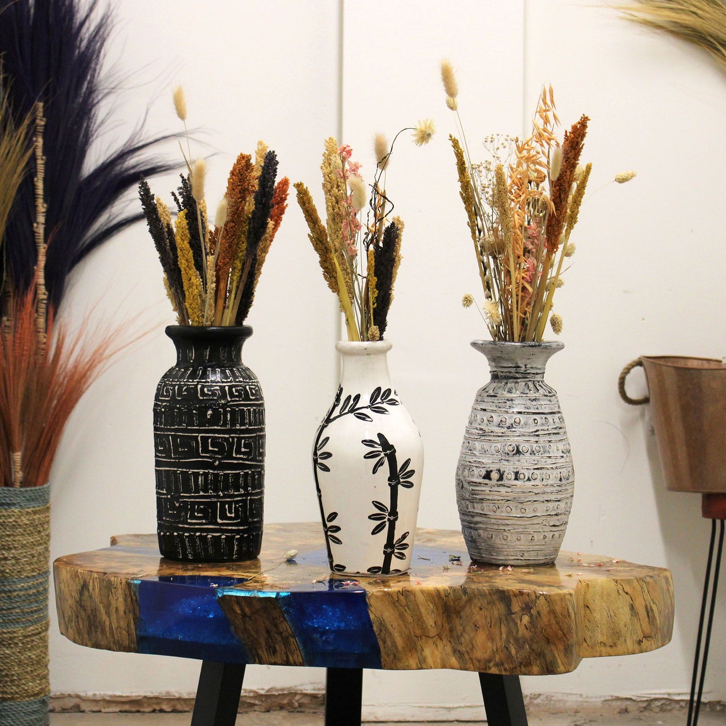 Keramikvase in Taper-Form - Handbemaltes Kunstwerk aus Lombok in Schokolade