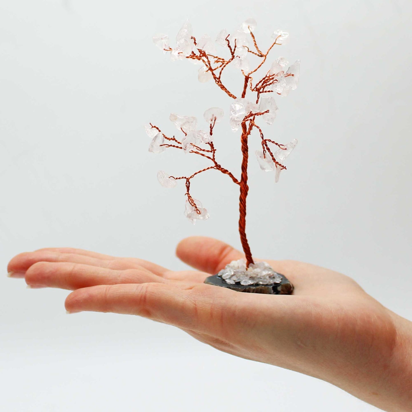 Handgefertigter Edelsteinbaum aus Bergkristall auf Achat-Sockel (35 Steine)
