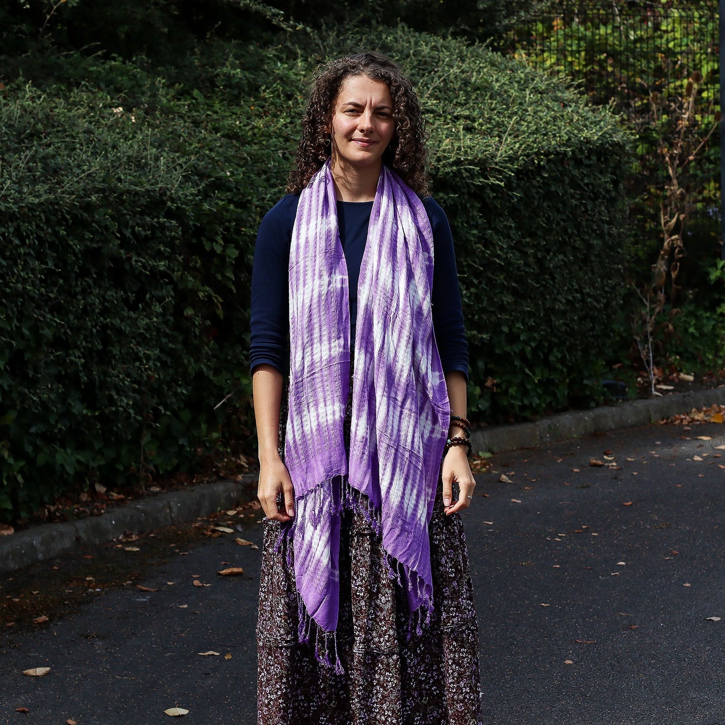Luftige Lavendel-Stola mit floralen Motiven – Schal & Tuch