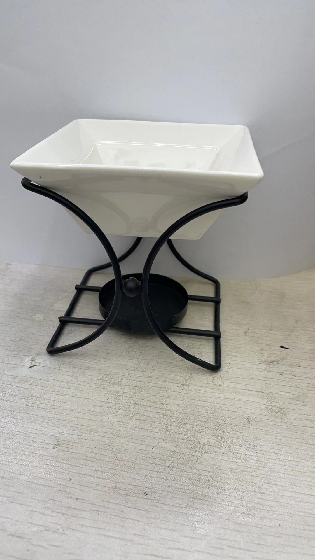 Quadratischer Duftständer aus Keramik und Metall