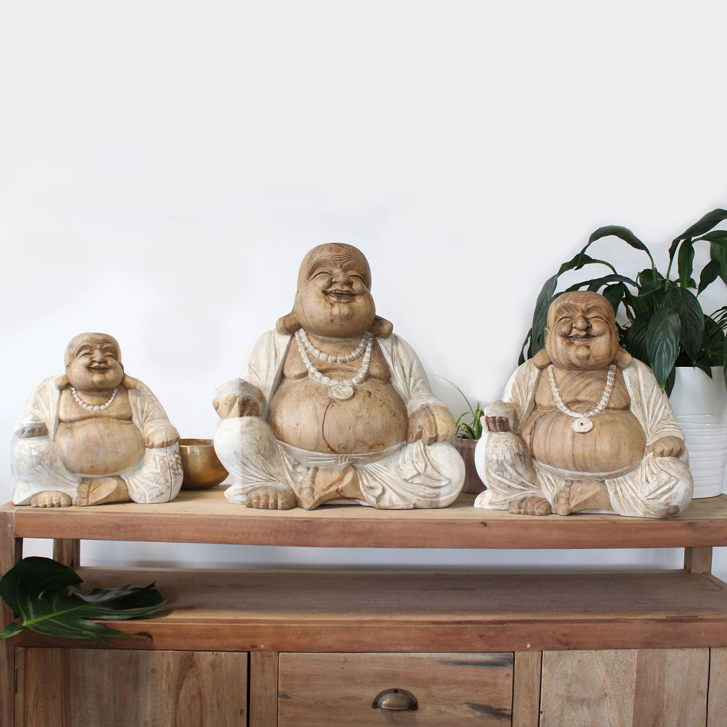 Handgeschnitzte Buddha-Statue aus Suarholz - Weiß gewaschen, 30 cm
