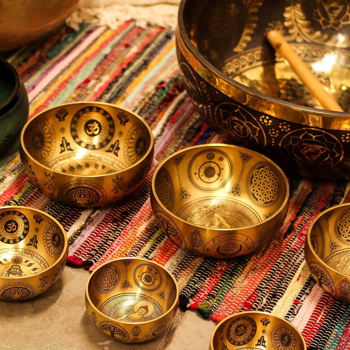 Set mit vier handgravierten Buddha-Klangschalen aus Messing