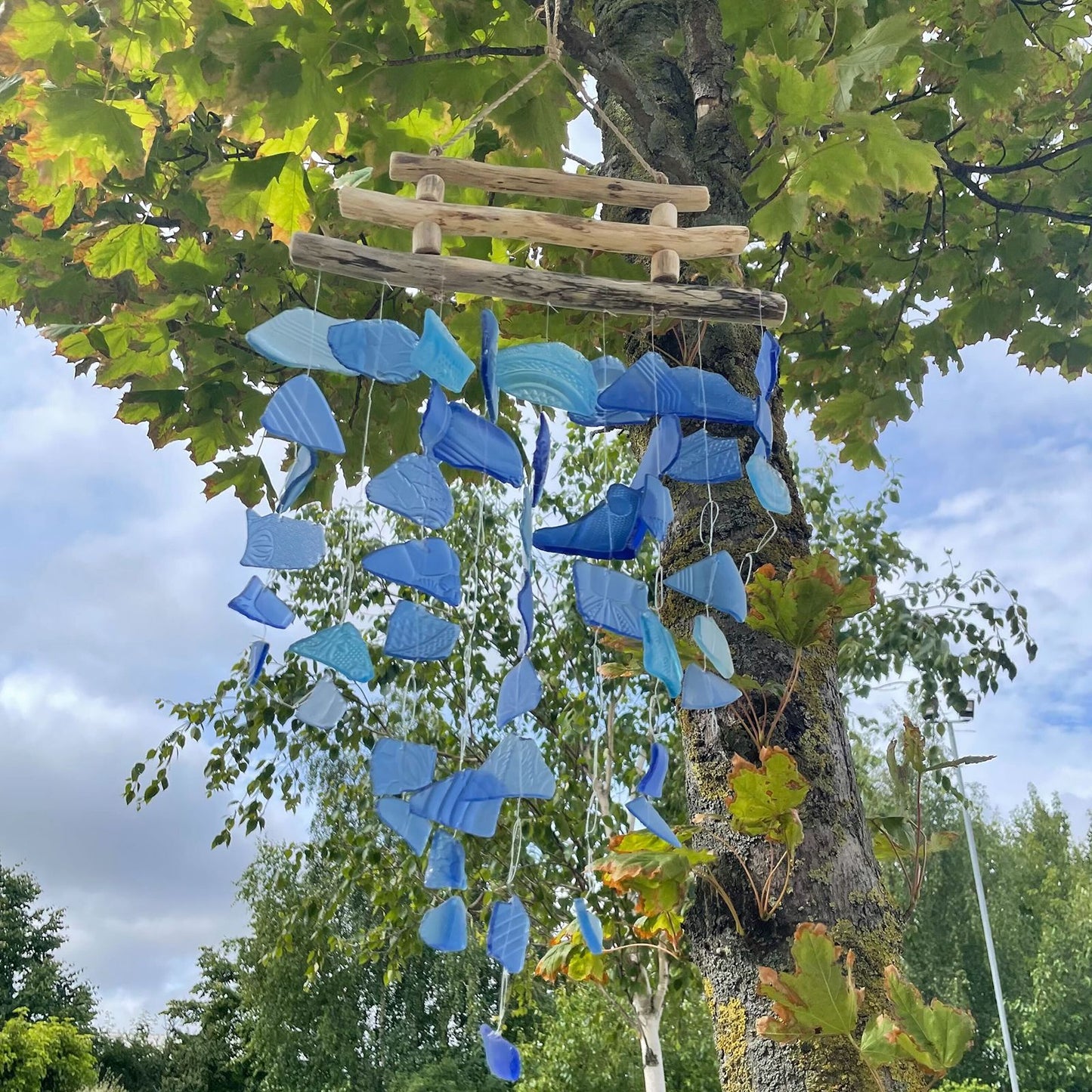 Dreistab Windspiel 'Ganz in Blau' – Handgefertigt aus Recyclingglas & Treibholz