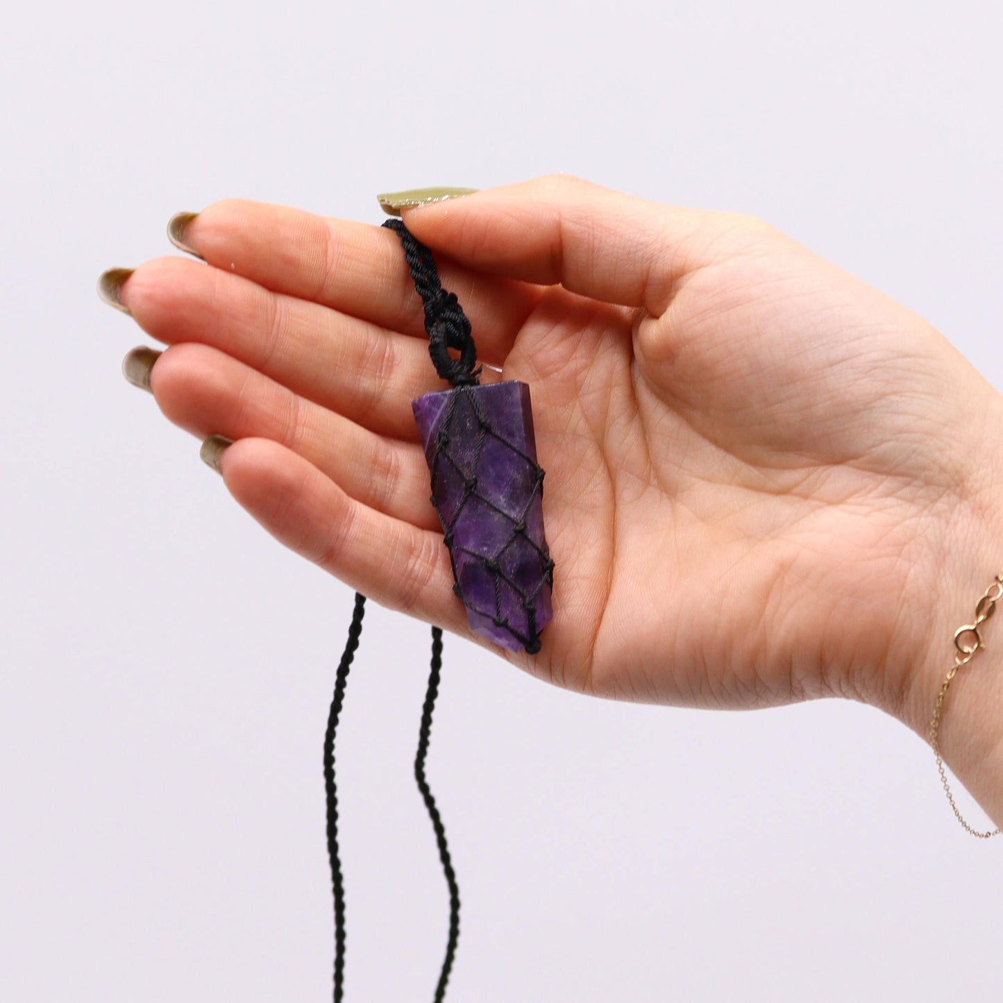 Flachschliff Amethyst Anhänger mit Spitzenbesatz – Handgefertigte Eleganz