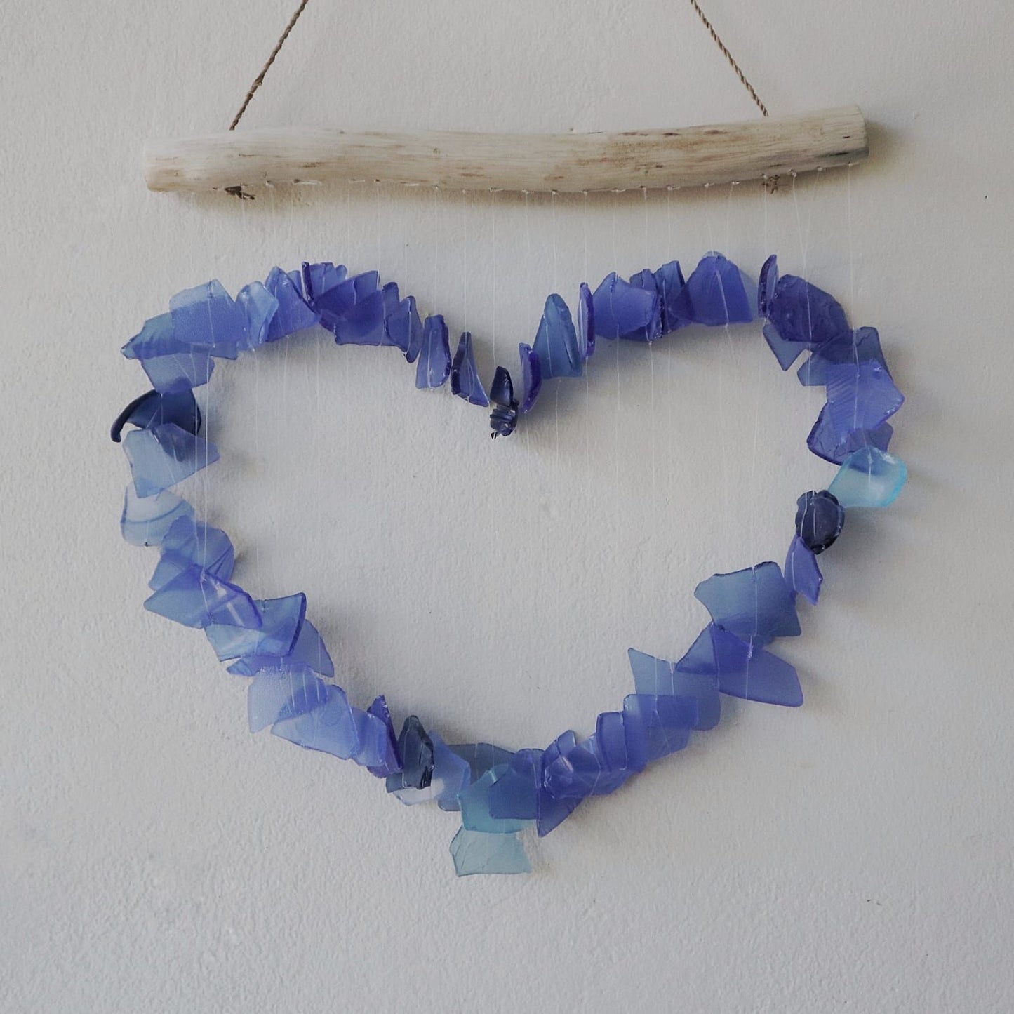 Windspiel 'Love Chime' in Blau - Handgefertigt aus Recyclingglas & Treibholz